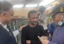 67 साल पुरानी 28 रुपए की उधारी चुकाई-अमेरिका से आया नौसेना अधिकारी; थमाए 10 हजार