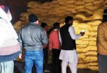 हरियाणा : किसानों ने घेरा गोदाम, नरवाना में उड़ाए 360 यूरिया के बोरे