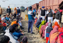 हरियाणा : सरस्वती नगर स्टेशन पर यात्री ट्रेनों को रोकने की मांग को लेकर ग्रामीणों ने अंबाला-सहारनपुर रेलवे ट्रैक को जाम कर दिया