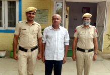 सड़क पर जा रही महिला को पकड़कर सरेआम किस करने लगा व्यक्ति, जानिए क्या है पूरा मामला