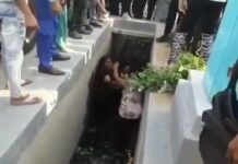 लड़ते-लड़ते नाले में गिरीं देवरानी-जेठानी मगर फाइट जारी रही, देखें वीडियो