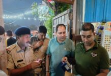 अवैध अहातों पर सीएम फ्लाइंग की बड़ी कार्रवाई: अवैध तरीके से लोगों को पिलाई जा रही थी शराब, सीएम फ्लाइंग व आबकारी विभाग की टीम ने पकड़ा, दर्ज कराया केस App Install Banner