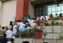 गुरुग्राम में HSIIDC-तहसील पर किसानों ने जड़ा ताला: 1810 एकड़ जमीन अधिग्रहण को लेकर महापंचायत; समर्थन करने पहुंचे राकेश टिकैत App Install Banner