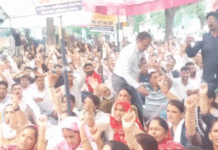 क्लर्कों का धरना 14वें दिन भी जारी: रेवाड़ी में रिटायर्ड रोडवेज कर्मचारियों ने दिया समर्थन; वेतनवृद्धि की मांग, काम ठप App Install Banner