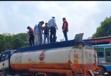 फतेहाबाद में रोडवेज के डीजल तेल में पानी: टैंकर की जांच में खुलासा; कई रूट पर थमे बसों के पहिए, टीम पहुंची App Install Banner