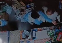 रोहतक में दुकानदार से मांगी रंगदारी: CCTV, नहीं देने पर हाथापाई, पिस्तौल के बल पर डराया, पुलिस को आता देख फेंकी, एक काबू App Install Banner