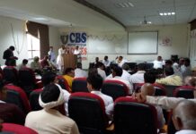 झज्जर पहुंचे सिंचाई विभाग के चीफ इंजीनियर: किसानों और सरपंचों की समस्याएं सुनी; अधिकारियों को खेतों तक पानी पहुंचाने के निर्देश किसानों औश्र सरपंचों की समस्याएं सुनते चीफ इंजीनियर बिजेंद्र सिंह नारा।