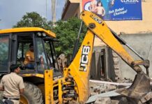 हांसी में मंदिर की दीवार और गेट गिराया: कोर्ट से स्टे होने के बावजूद कब्जा लेने पहुंची पुलिस; 300 गज जमीन पर चल रहा विवाद App Install Banner