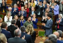 फिर शर्मसार हुआ कनाडा!: संसद में हिटलर समर्थक पूर्व सैनिक को किया गया सम्मानित, अब स्पीकर ने मांगी माफी फिर शर्मसार हुआ कनाडा!: संसद में हिटलर समर्थक पूर्व सैनिक को किया गया सम्मानित, अब स्पीकर ने मांगी माफी