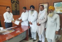 सिरसा में डीसी को किसानों ने बताई समस्या: बोले- कॉटन फैक्ट्री वालों की लूटपाट बंद हो; नरमा की खरीद में गड़बड़ी App Install Banner