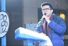 Delhi: कृषि भवन में प्रदर्शन के दौरान हिरासत में लिए गए टीएमसी नेता रिहा, अभिषेक ने लगाया दुर्व्यवहार का आरोप Delhi: कृषि भवन में प्रदर्शन के दौरान हिरासत में लिए गए टीएमसी नेता रिहा, अभिषेक ने लगाया दुर्व्यवहार का आरोप