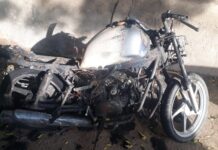 नारनौल में बाइक में लगाई आग: नगर परिषद कार्यालय में खड़ी कर टैंपो लेकर गया था; दफ्तर कर्मी पर शक App Install Banner