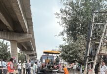 बाजार के बिचोबीच बन रहे सिंगल पिलर फ्लाइओवर के नीचे खस्ता हाल सड़क बननी शुरू, कार्य जल्द होगा पुरा