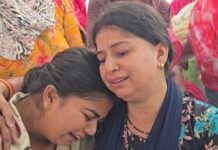 बेटियों ने रोते हुए लगाई अपने पिता के लिए इंसाफ कि गुहार , बेटियों ने कहा ज़ब तक आरोपियों कि गिरफ्तारी नहीं तब तक शव ने उठाएंगे