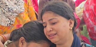 बेटियों ने रोते हुए लगाई अपने पिता के लिए इंसाफ कि गुहार , बेटियों ने कहा ज़ब तक आरोपियों कि गिरफ्तारी नहीं तब तक शव ने उठाएंगे